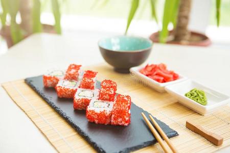 鲑鱼寿司名册向黑的板岩表面.日本人食物