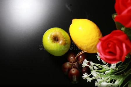 新鲜的湿的成果柠檬,绿色的苹果和葡萄和装饰