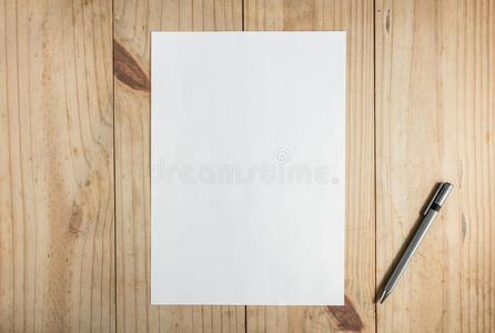 白色的纸和灰色铅笔向木制的背景