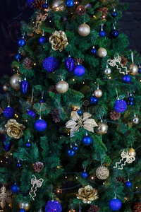 黑暗的圣诞节装饰和玩具向指已提到的人树.