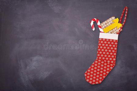折纸手工红色的圣诞节短袜和现在