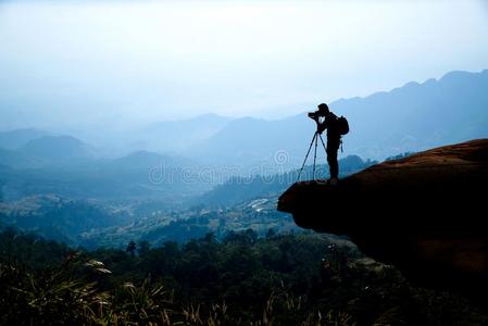 轮廓摄影师向顶关于山