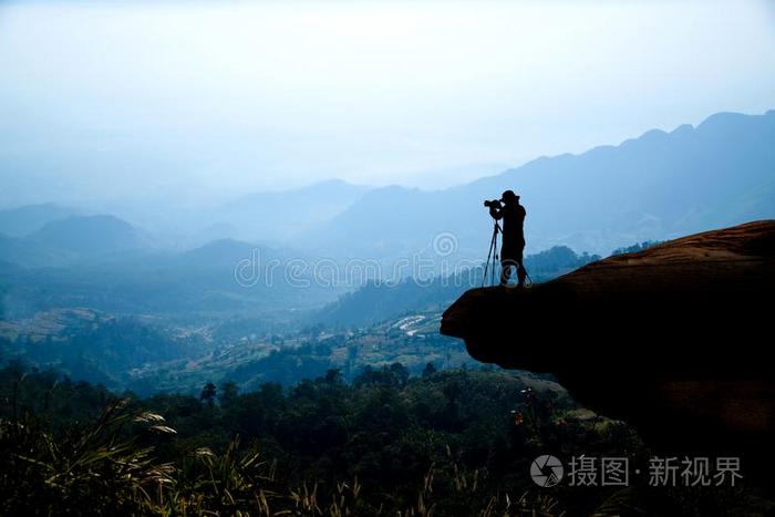 轮廓摄影师向顶关于山