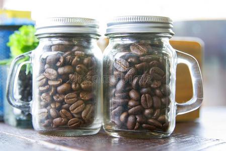 咖啡豆豆采用两个瓶子放置向指已提到的人表.