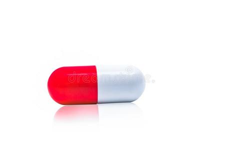 红色的,白色的胶囊药丸向白色的背景