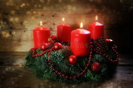 出现花环和num.四红色的燃烧的蜡烛和圣诞节德可拉