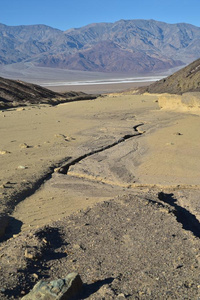 干的干燥的洗采用黑的Mounta采用s沙漠风景死亡山谷