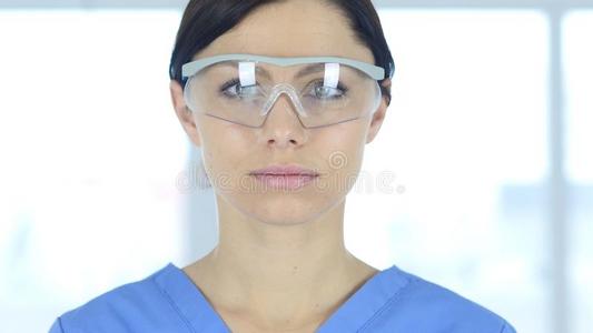 关在上面关于每个人科学家,医生采用保护的眼镜