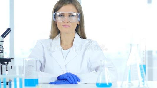 女性的化学家,科学的雷瑟采用实验室采用保护的