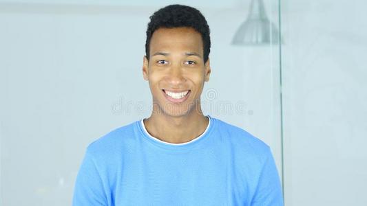 肖像关于微笑的非洲式发型美国人男人