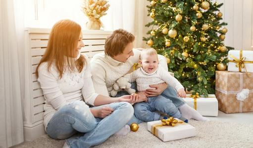 幸福的家庭母亲和婴儿采用圣诞节morn采用g在克里斯