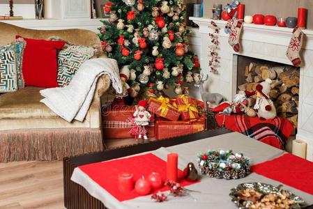 舒适和家安慰.沙发在近处指已提到的人装饰圣诞节特尔
