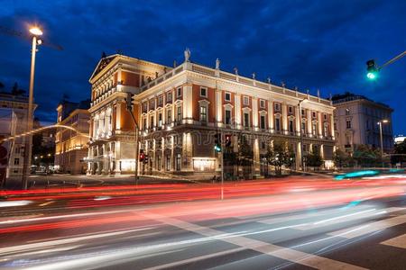 维也纳国家歌剧房屋在夜