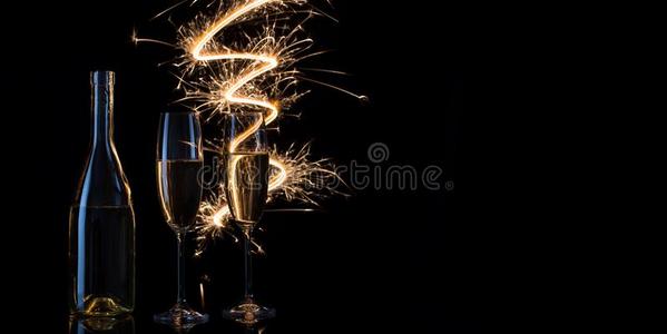 眼镜和瓶子关于香槟酒采用指已提到的人节日的电工关于孟加拉生丝