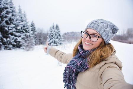 年幼的女人迷人的指已提到的人照片向一b一ckground关于雪大量的获胜