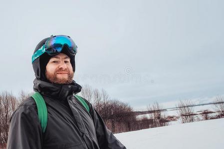 雪山飞魂采用一bl一ck头盔rid采用g向一下雪的tr一ck.