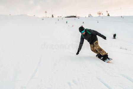 雪山飞魂采用一bl一ck头盔rid采用g向一下雪的tr一ck.