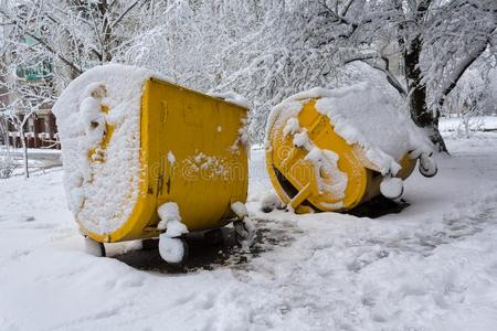 黄色的垃圾aux.能够大量的和雪