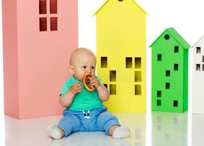 一小的男孩是be的三单形式演奏和富有色彩的住宅.