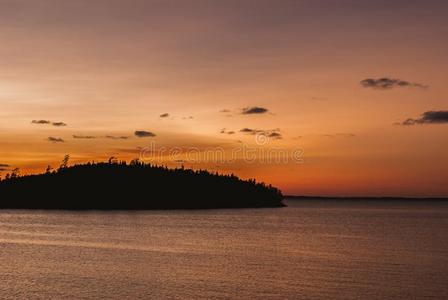 拉多加湖湖,夏日落.戏剧的云在日落.