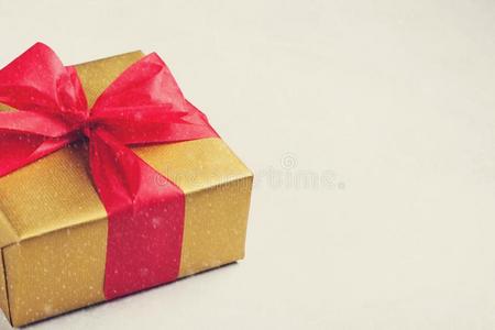 金色的赠品盒系和一红色的带isol一ted向白色的b一ckgro