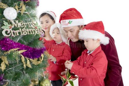 双亲的一份孩子向装饰一Christm一s树