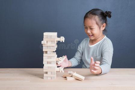 肖像关于小孩漂亮的亚洲人女孩年龄6年幸福的向比赛赛跑者起跑时脚底所撑的木块