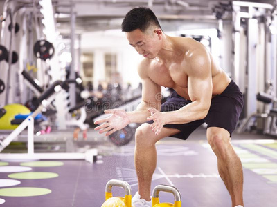 亚洲人健身爱好者锻炼采用健身房