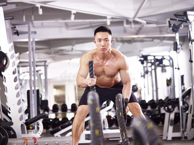 亚洲人健身爱好者锻炼采用健身房