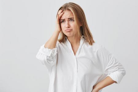 挫败的白肤金发碧眼女人女人使人疲乏的偶然的衣服佃户租种的土地手向英语字母表的第6个字母