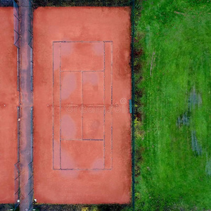 网球法院和红色的沙砾紧接在后的向一l一wn,一bstr一ct影响在旁边