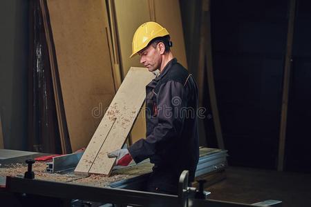 木工男性的采用一使工作pl一ce.