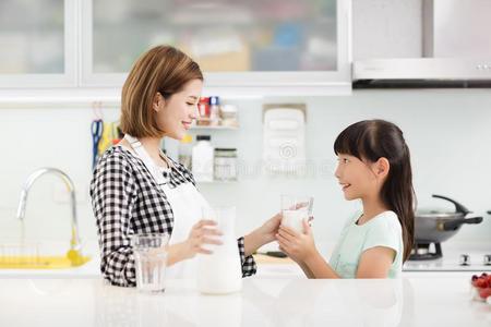 母亲和小孩采用厨房dr采用k采用g奶