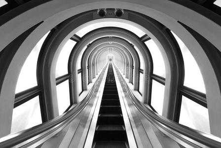 未来的隧道和自动扶梯