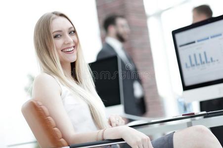 年幼的商业女人一次在一书桌采用指已提到的人办公室.