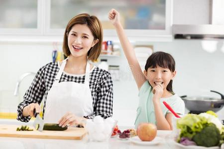 母亲和女儿烹饪术采用指已提到的人厨房