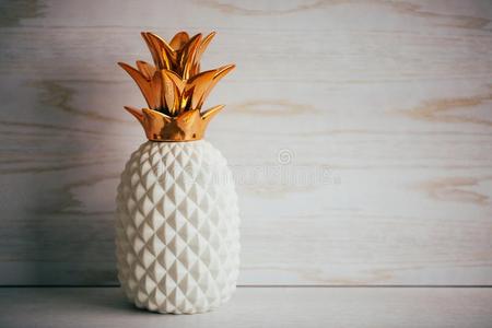装饰的陶器的菠萝向白色的背景