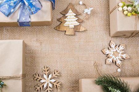 优等的圣诞节礼物盒现在采用棕色的纸和玩具和