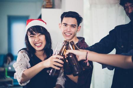 亚洲人组关于朋友所有社交聚会和酒精的啤酒饮料一