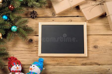 黑板和冷杉树和圣诞节装饰.圣诞节用绳子拖的平底渡船