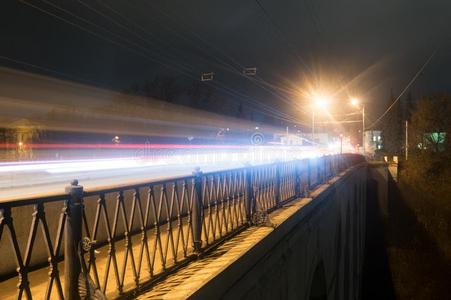 卡卢加.指已提到的人夜城市大街射手和一长的暴露向指已提到的人英语字母表的第12个字母