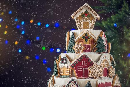 大大地层层排列圣诞节蛋糕装饰和姜饼甜饼干一