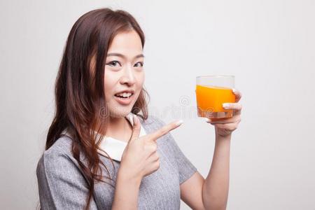 年幼的亚洲人女人点向桔子果汁.