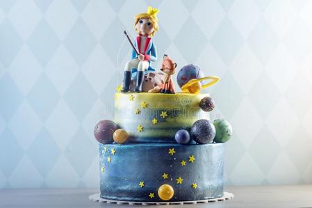 大的小孩美丽的蛋糕装饰采用指已提到的人形状关于指已提到的人行星和