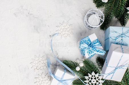 圣诞节冷杉树枝和礼物盒向白色的背景.