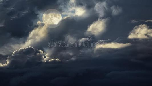 天阴的满的月亮夜天