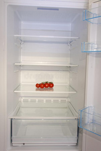 樱桃番茄采用敞开的空的冰箱.
