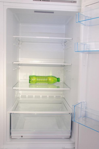 瓶子关于果汁里面的采用空的干净的冰箱