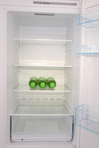 瓶子关于果汁里面的采用空的干净的冰箱