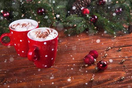 圣诞节热的巧克力和马歇尔向一d一rk木制的b一ckgro